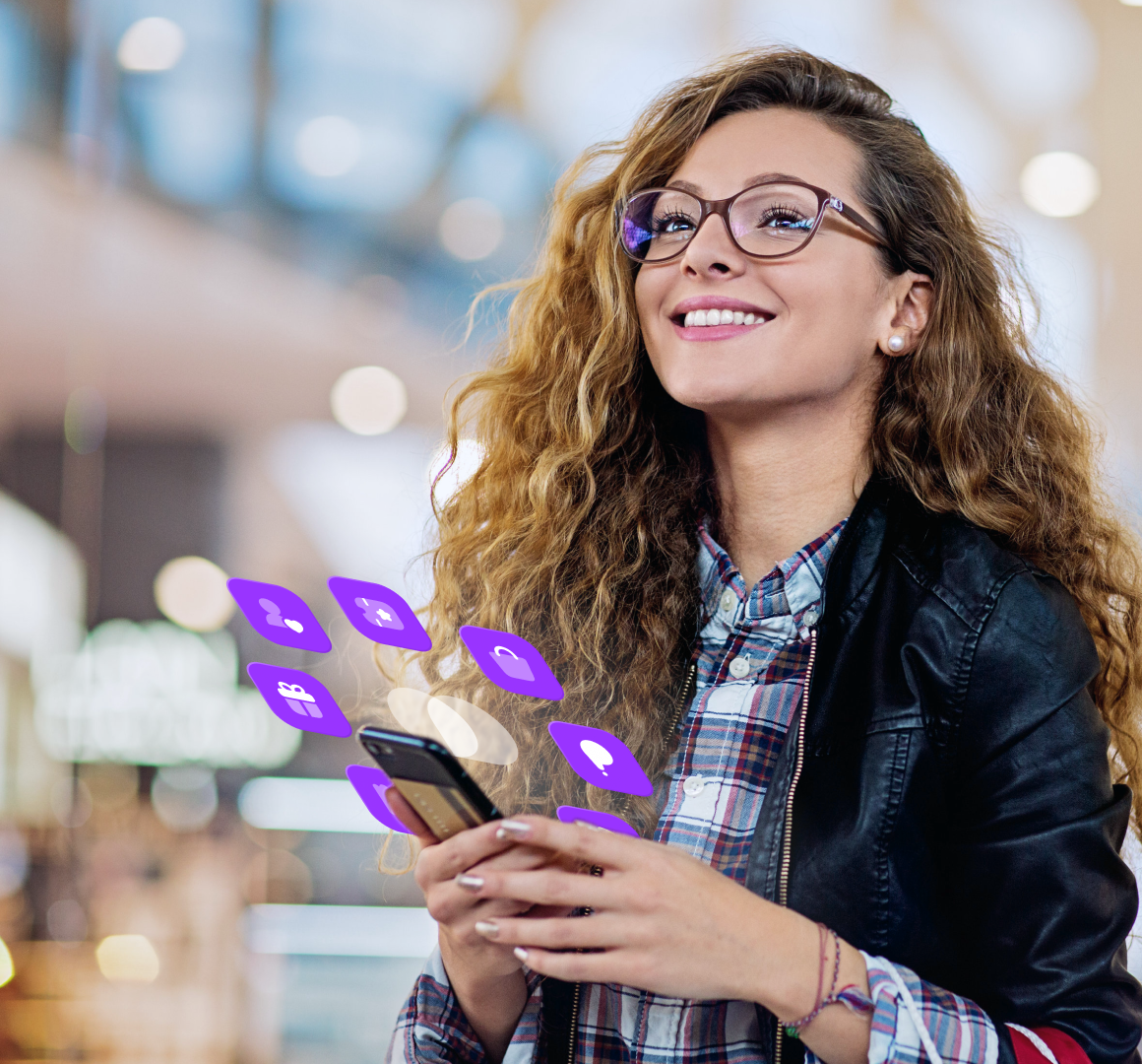 Mulher sorrindo segurando celular com opções de soluções Optimall